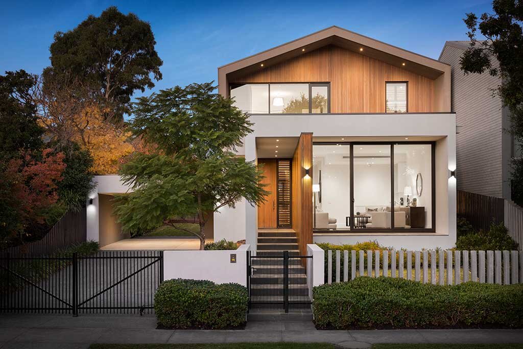 A house representing the benefits of selling to direct real estate buyers.